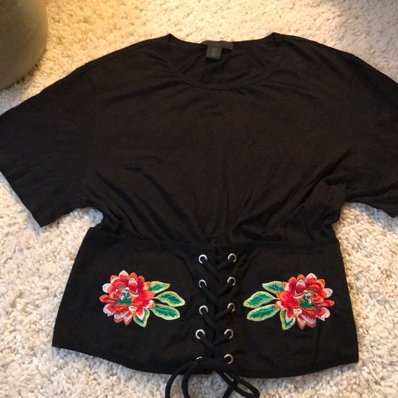 πΊHost PickπΊ Laced Up Embroidered Top - Picture 4 of 9